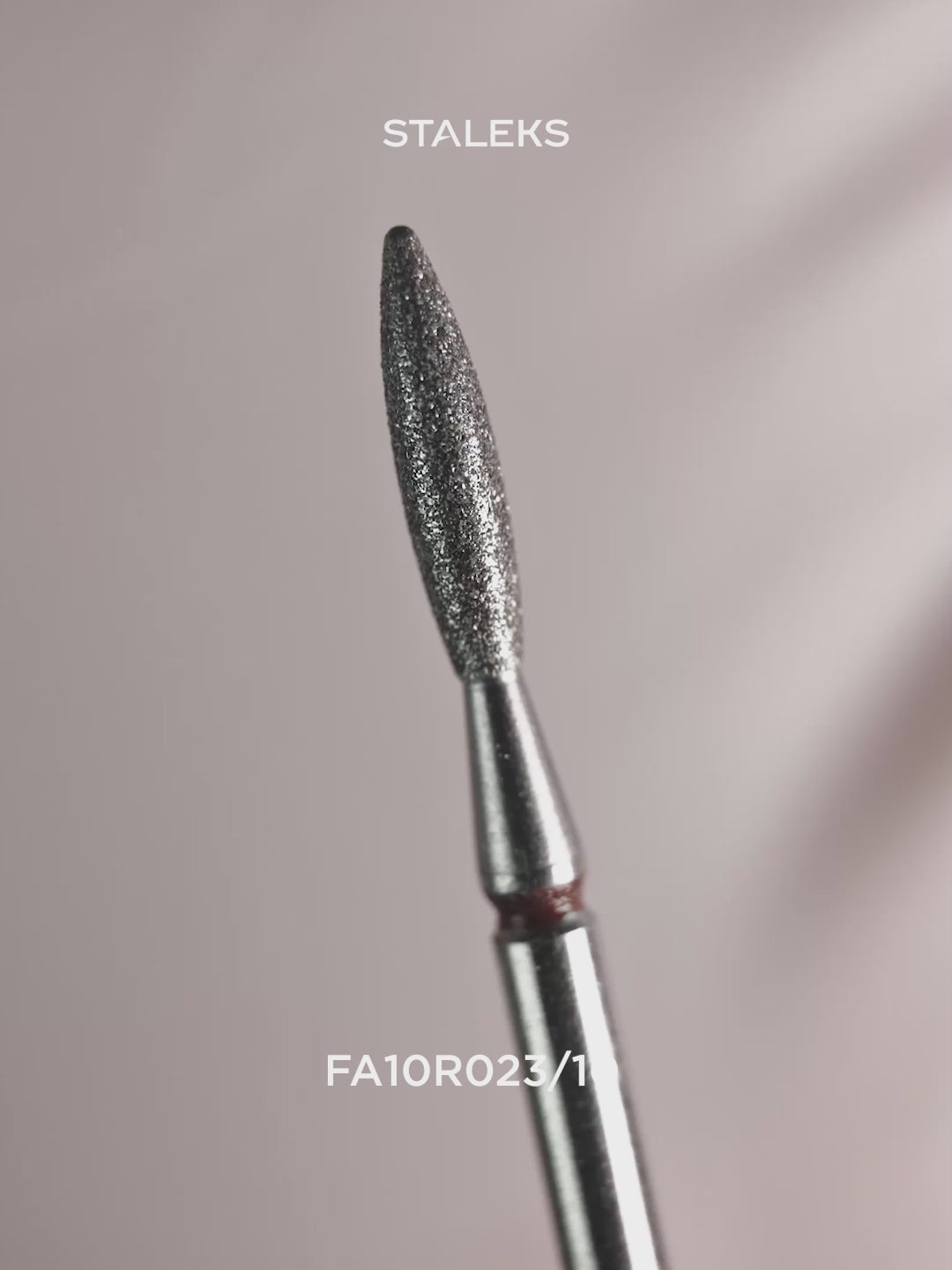 Cargar vídeo: STALEKS EXPERT Fresa diamantada «Llama» roja, diámetro 2,3 mm, parte de trabajo 10 mm