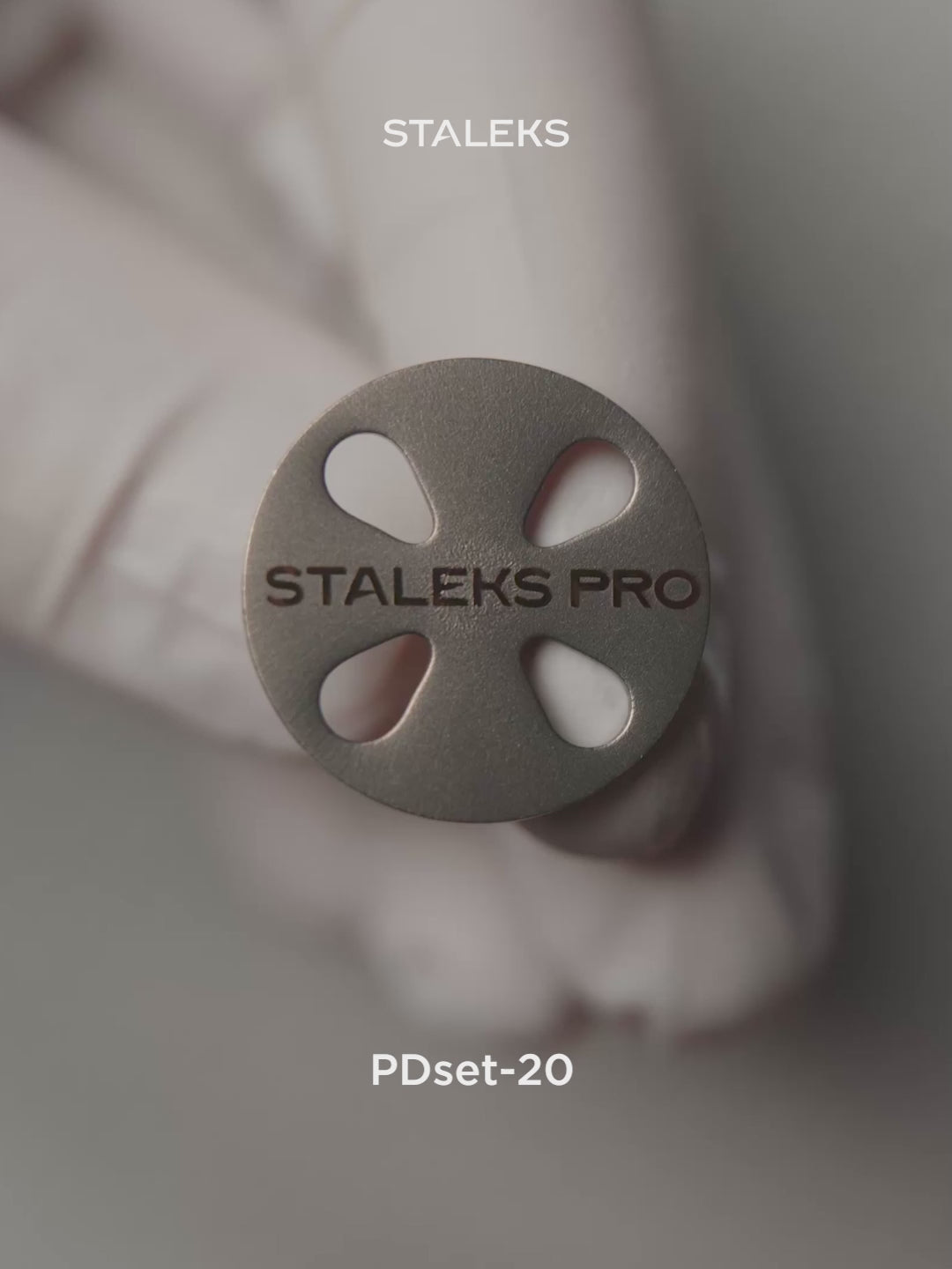 Charger la vidéo : STALEKS EXPERT PODODISC M Disque de pédicure avec limes de rechange, grain 180, 20 mm (5 pièces)