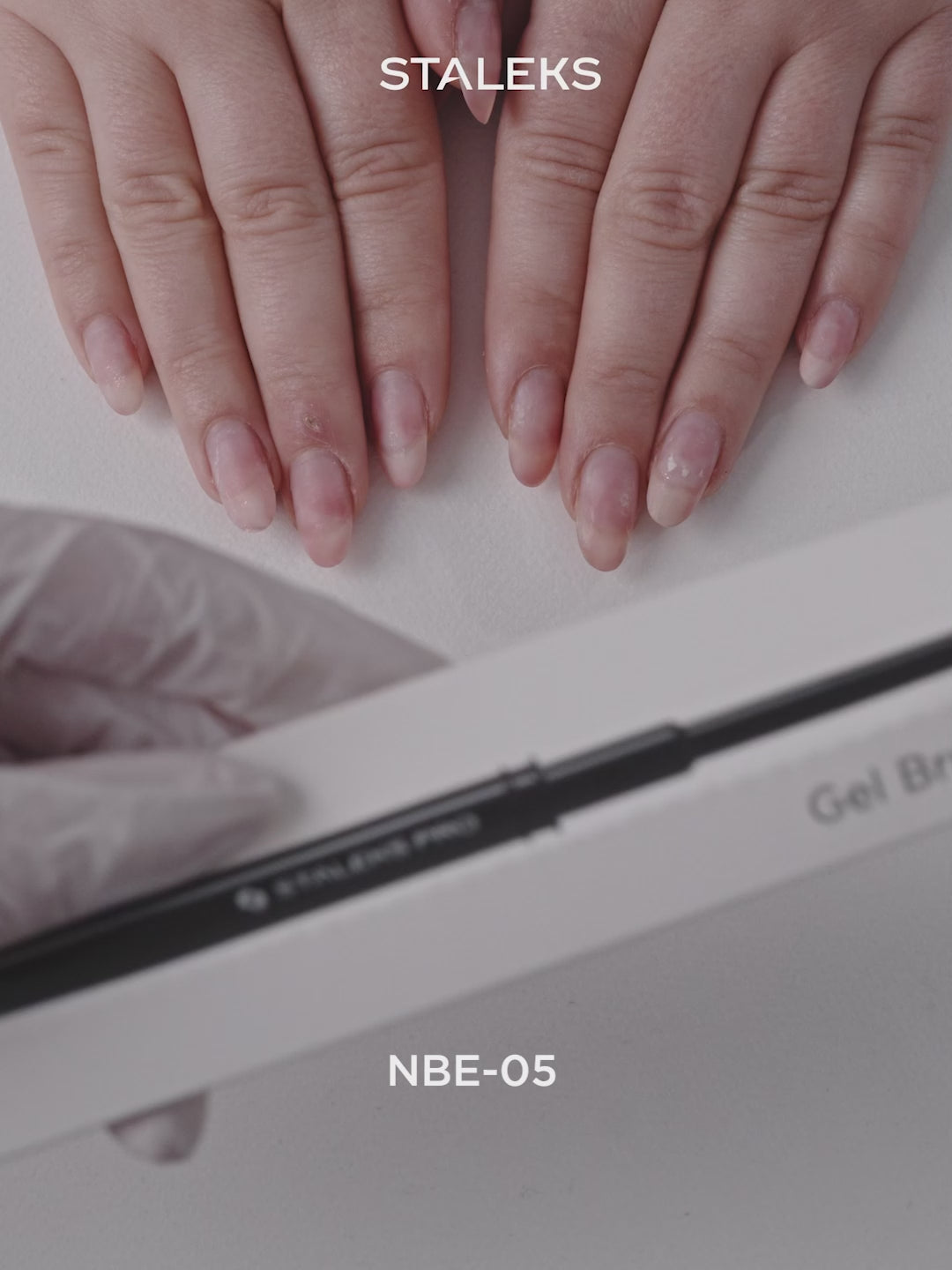 Încărcați video: STALEKS EXPERT 05 Pensulă pentru gel dreaptă, lățime 5 mm/lungime 8,5 mm