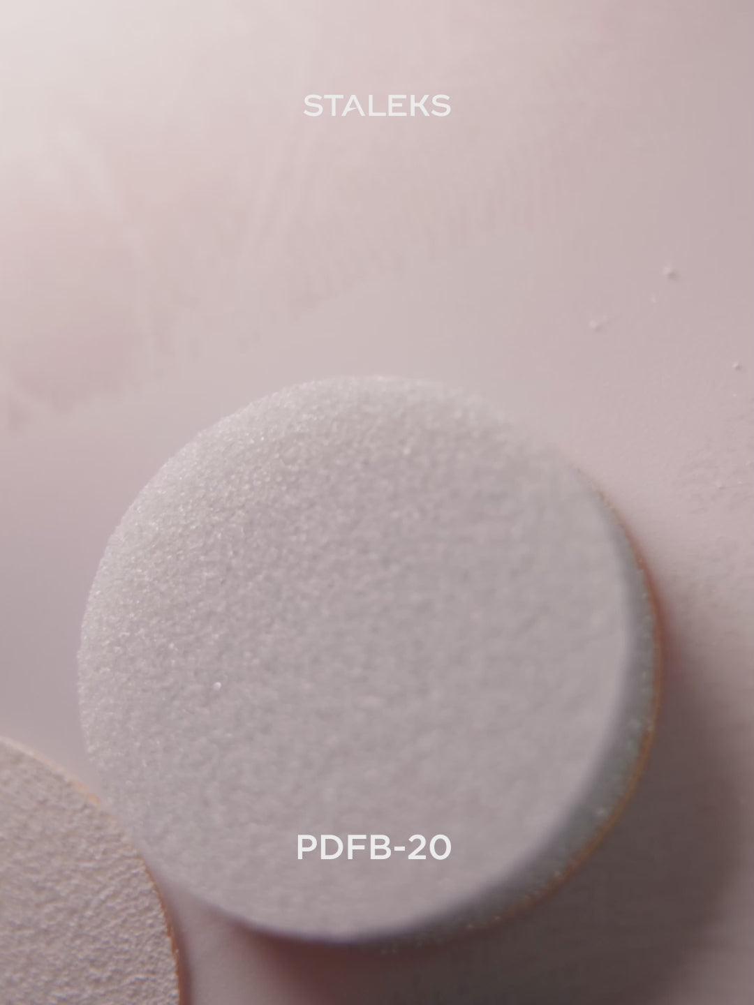 Charger la vidéo : STALEKS EXPERT 20 PODODISC M Éponges-limes pour disque de pédicure 20 mm (25 pièces)
